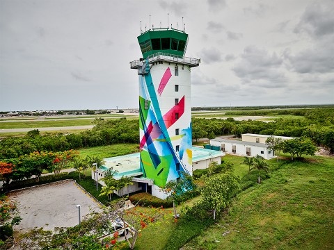 Torre de Control del Aeropuerto Internacional Punta Cana se convierten en obra de arte