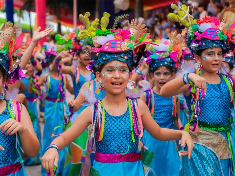 Carnaval de Punta Cana celebra 15 años de arte y cultura en la región  este al ritmo de música, colores y miles de personas