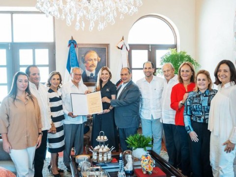 Frank Rainieri es designado como mentor turístico de la ciudad de Santo Domingo mediante reconocimiento del ADN